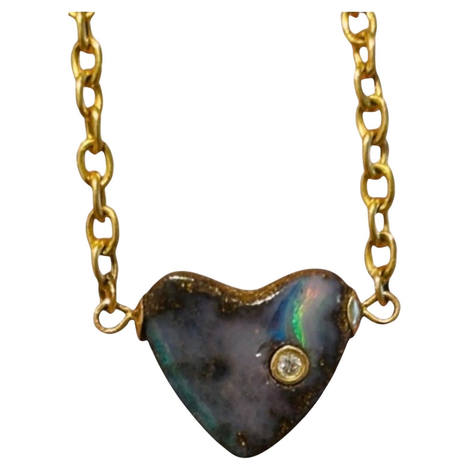 Collana con cuore in opale australiano e diamante in vendita
