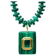 Pendentif en malachite et émeraude sur un collier composé de perles de malachite et d'émeraude, avec de l'or 14 carats