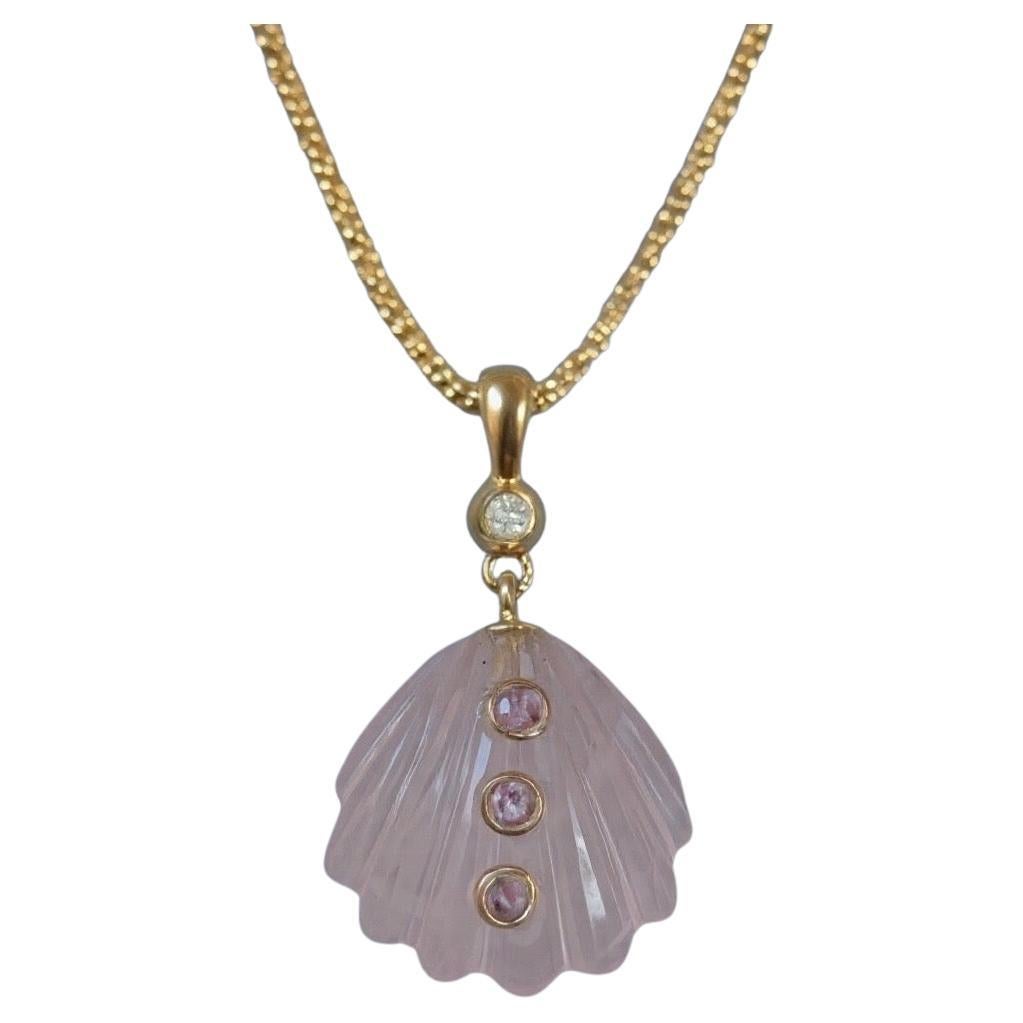 Collier en coquillage sculpté

Quartz rose, émeraudes et or 14k

Coquille de quartz rose sculptée (18 mm de diamètre) avec trois émeraudes rondes serties en or 14k.

L'or 14k ajoute une touche agréable au collier. La chaîne en or 14 carats, d'une