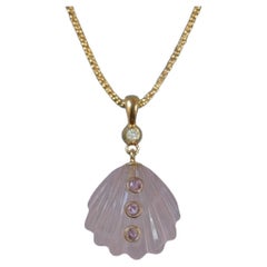 Collar de Concha Tallada, Cuarzo Rosa, Zafiros Rosas y Diamante en Cadena de Oro de 14k