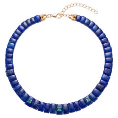 Collana con collare in lapislazzuli, splendidi smeraldi e oro 14k