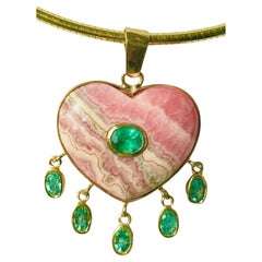 Ciondolo a cuore grande in rodocrosite con smeraldo centrale e smeraldi pendenti