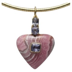 Ciondolo a cuore in rodocrosite con spinello e oro 14k