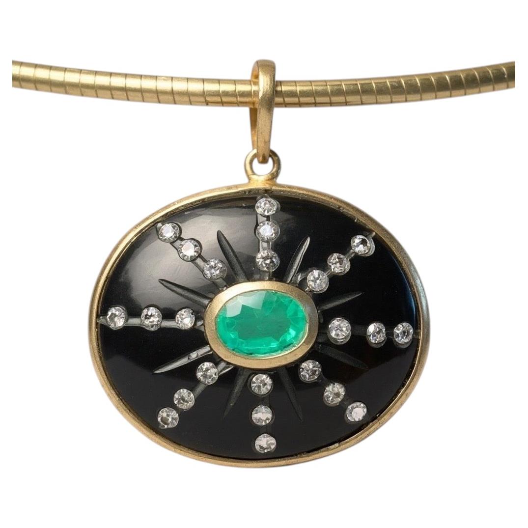 Pendentif SOL : Soleil en onyx noir avec émeraude ovale centrale et rayons de soleil en diamant, 14k