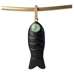 Ciondolo a forma di pesce in onice nero intagliato con smeraldo e diamanti, oro 14 ct.