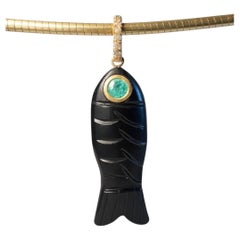 Pendentif Poisson en Onyx noir sculpté avec émeraude et diamants, or 14k