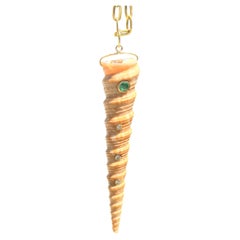 Natürlicher Spiralmuschel-Anhänger mit Smaragd, Diamanten und 14k Gold