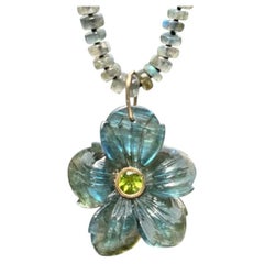 Colgante FLORA, Flor de Labradorita con Peridoto y Oro de 14k