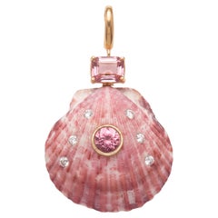 Ciondolo a forma di conchiglia con tormaline rosa, diamanti e oro 14k di Jen Proudman Jewelry