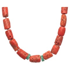 Collier en corail avec émeraudes et or 14 carats, longueur : 17-19"