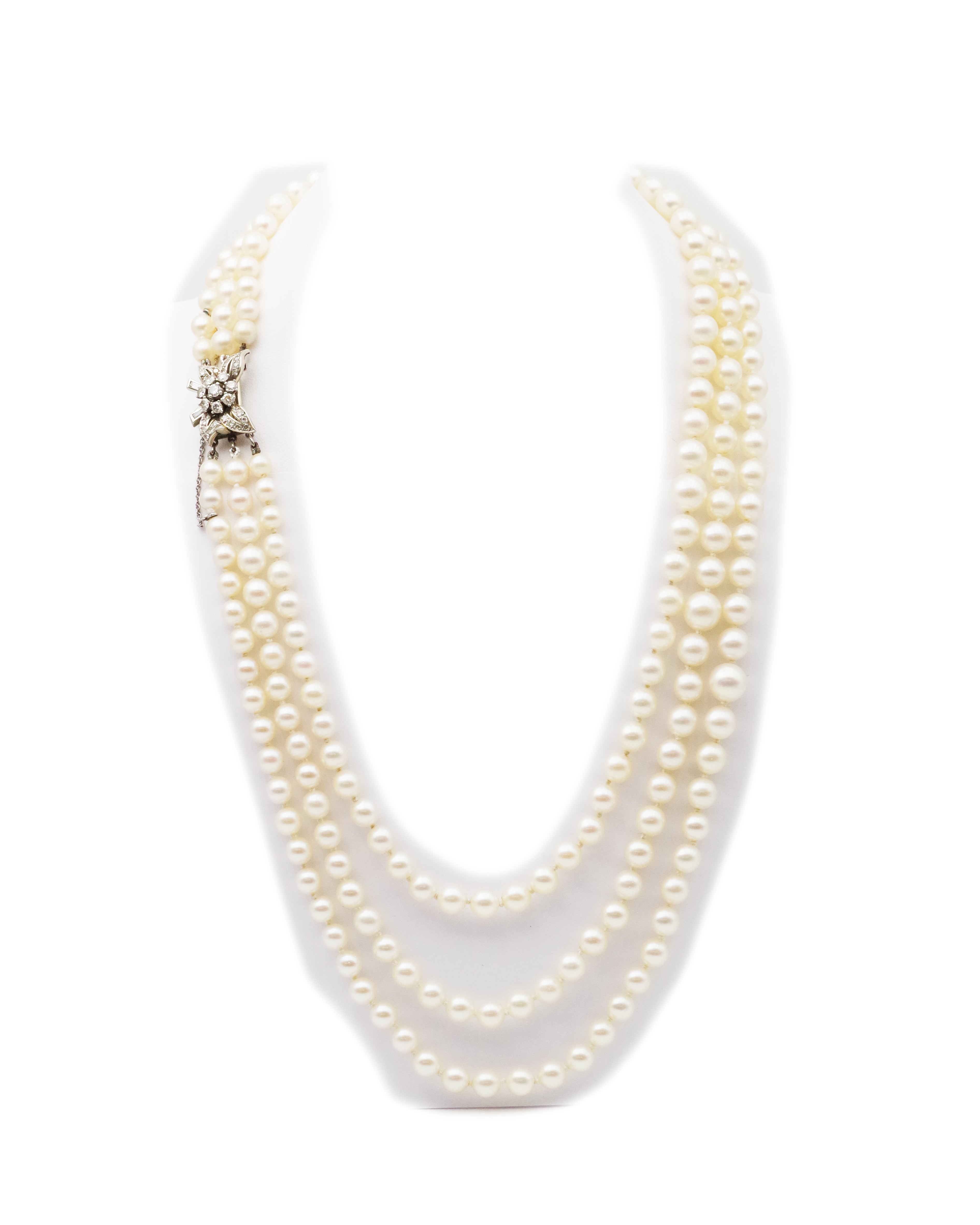 Collana a tre fili di perle con chiusura in oro bianco 18 carati e diamanti (750 marchi). Questa collana vintage 