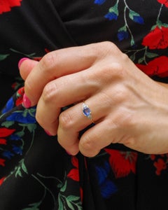 Certified 0.75 ct Ceylon sapphire trilogy ring in 18 karat gold
