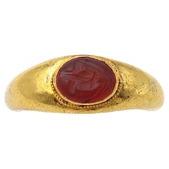 Anillo romano con banda de intaglio de cornalina en oro de 22,6 quilates