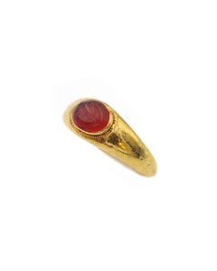 Anillo romano con banda de intaglio de cornalina en oro de 22,6 quilates