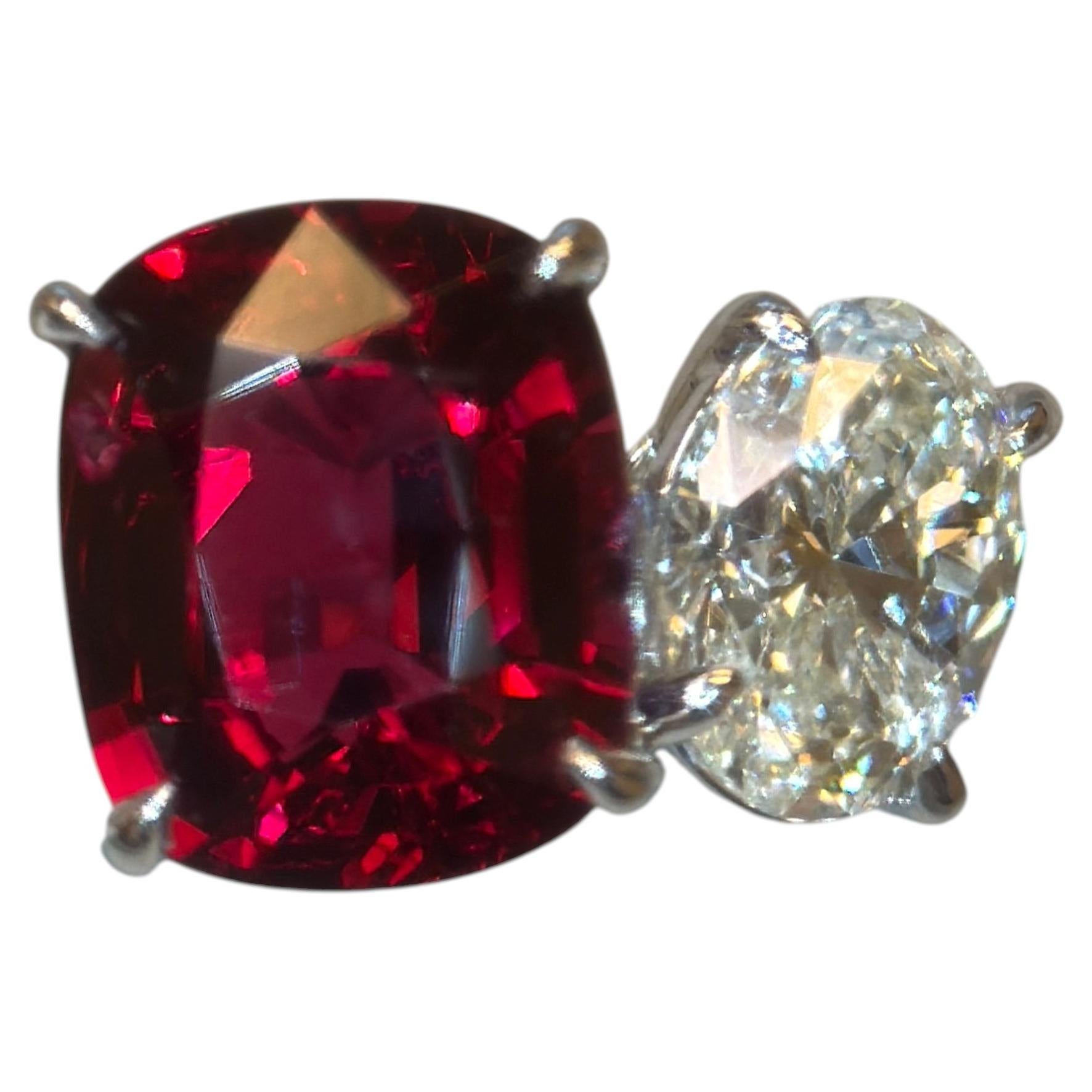 Bague en platine sertie d'un spinelle naturel de Birmanie de 3,35 carats, de couleur rouge vif, non traité thermiquement, en lieu de diamant