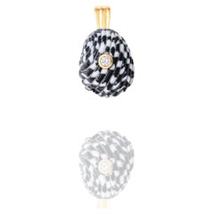Ignis Natural Shell Anhänger mit 14k Gold und weißem Saphir natürlichen Edelstein