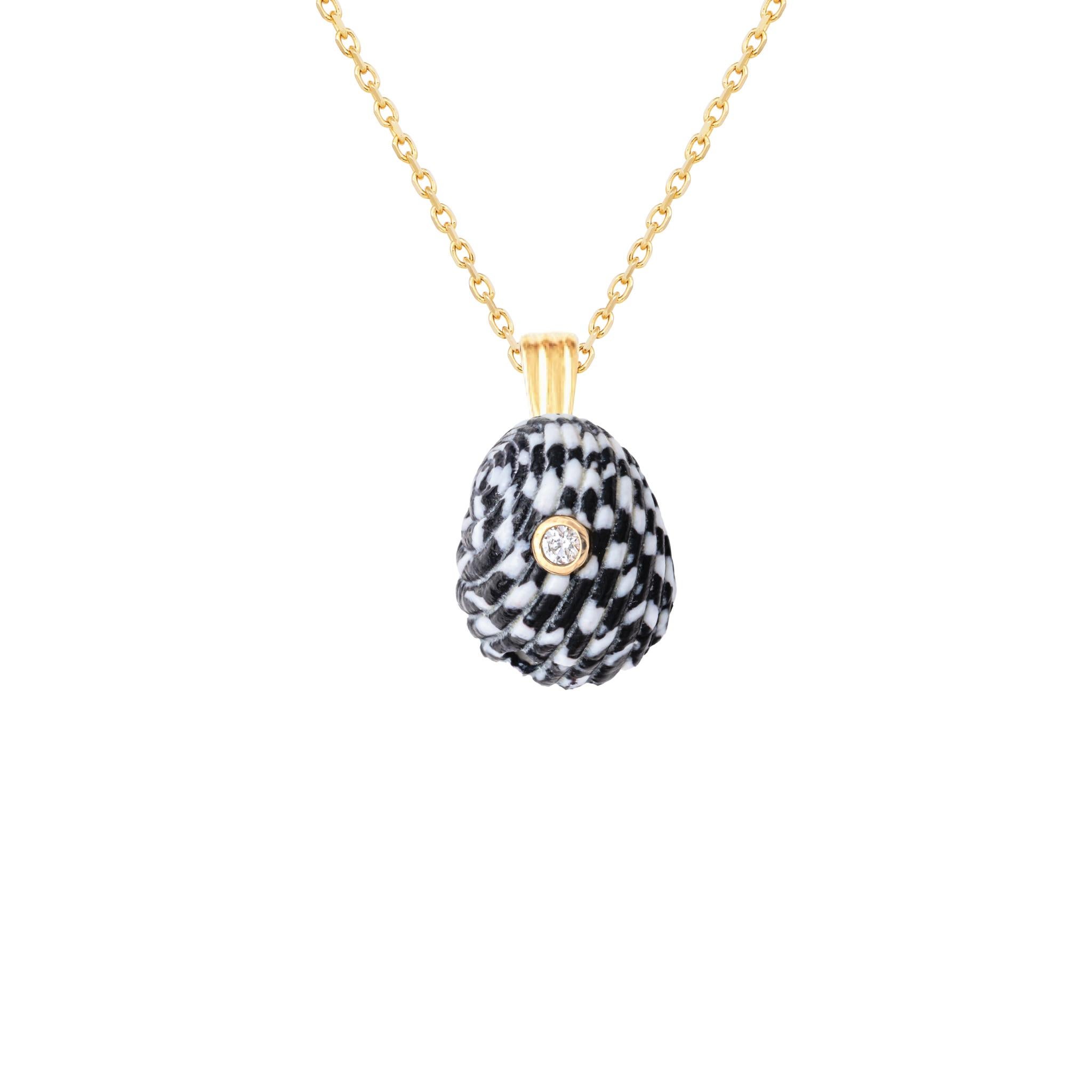 Natürlicher Muschelanhänger mit massivem 14-karätigem Gold und natürlichem weißen Saphir als Schmuckstein. Tragen Sie diesen Anhänger allein oder kombinieren Sie ihn mit anderen Goldketten, um einen schönen Lageneffekt zu erzielen.  

Die Bestellung