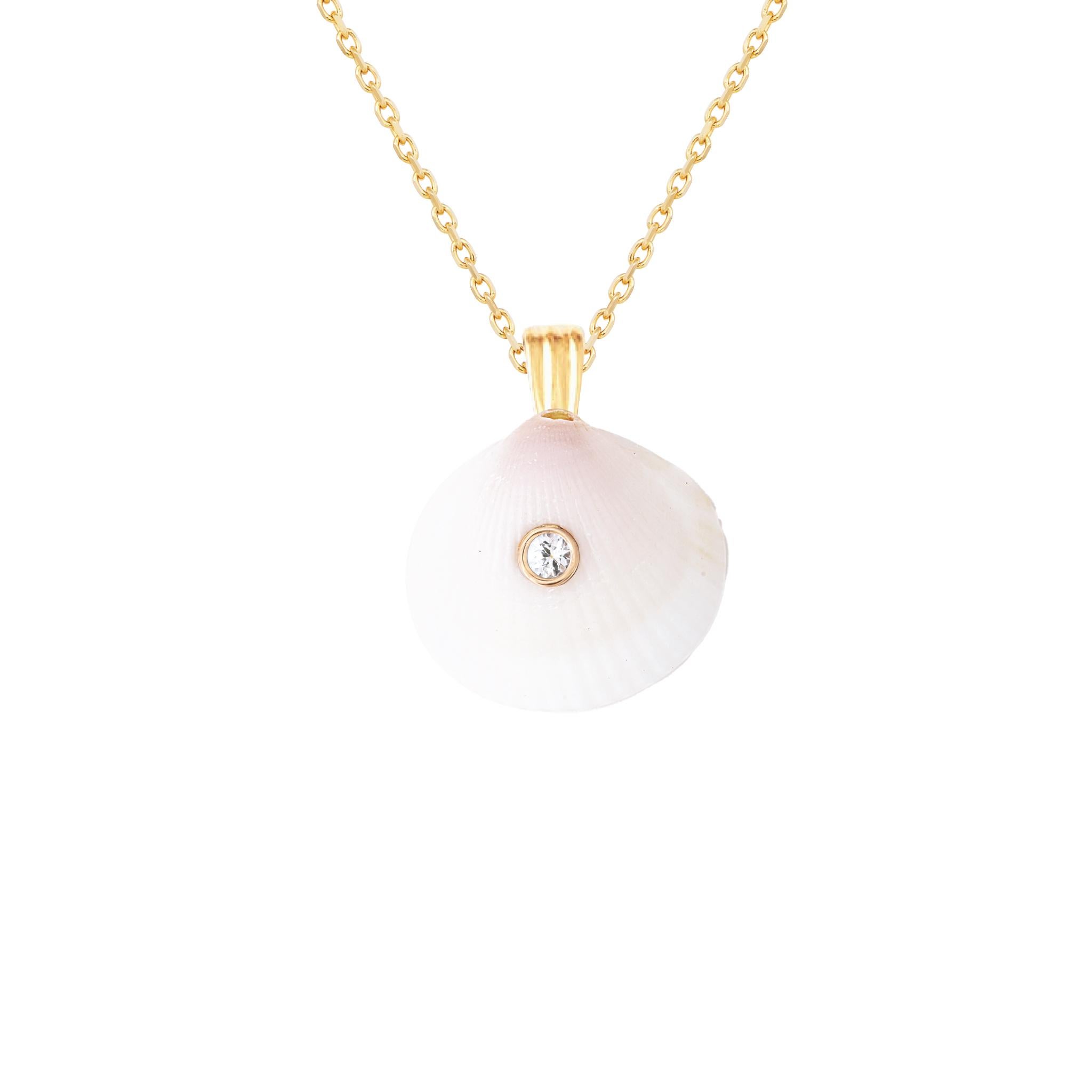 Pendentif en forme de coquillage naturel, orné d'un saphir blanc naturel et d'un fermoir en or massif 14k. Portez ce pendentif seul ou superposez-le à d'autres chaînes en or pour obtenir un bel effet de superposition.  

La commande comprend un