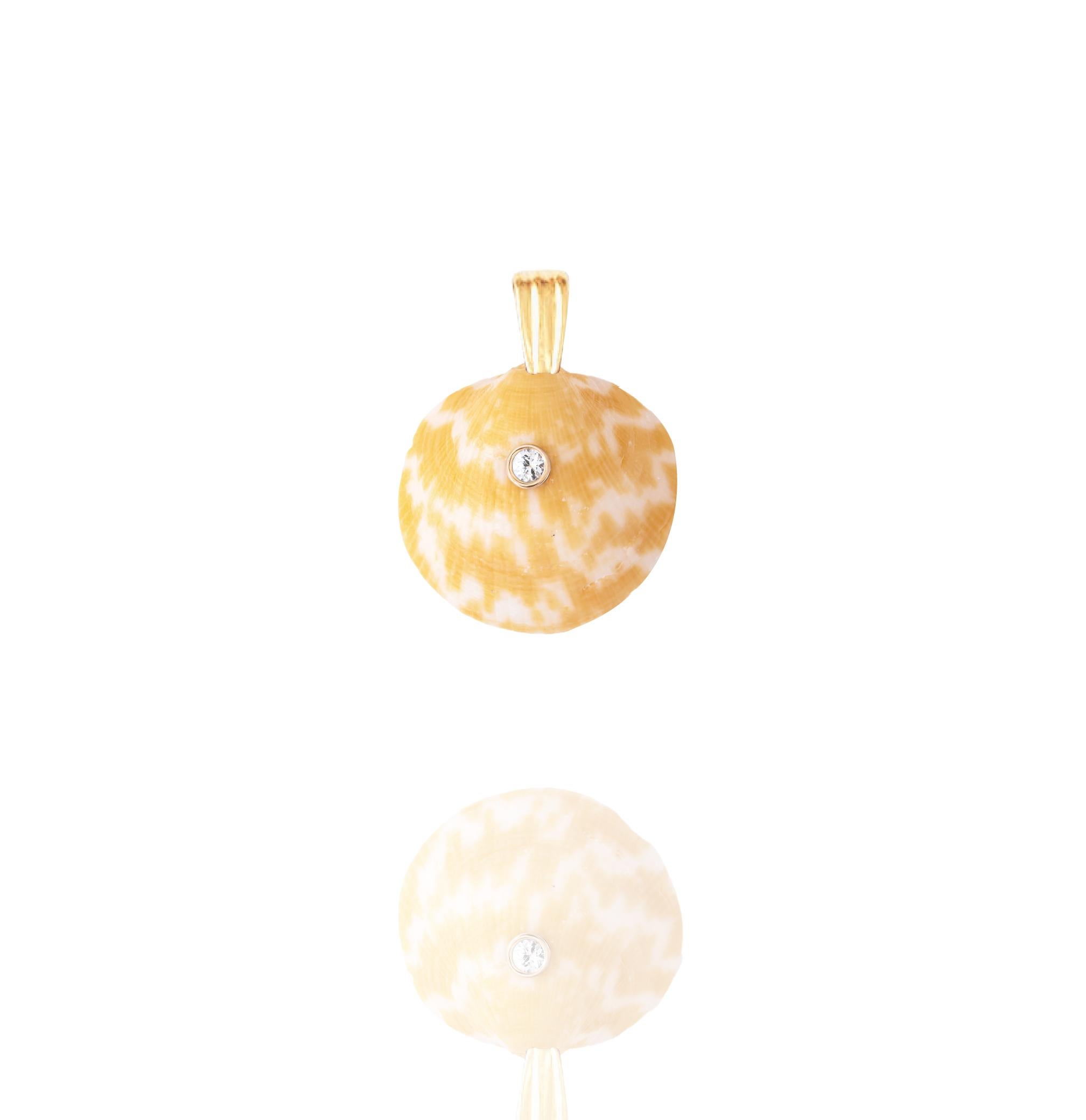 Miro Natural Shell Anhänger mit 14k Gold und weißem Saphir natürlichen Edelstein