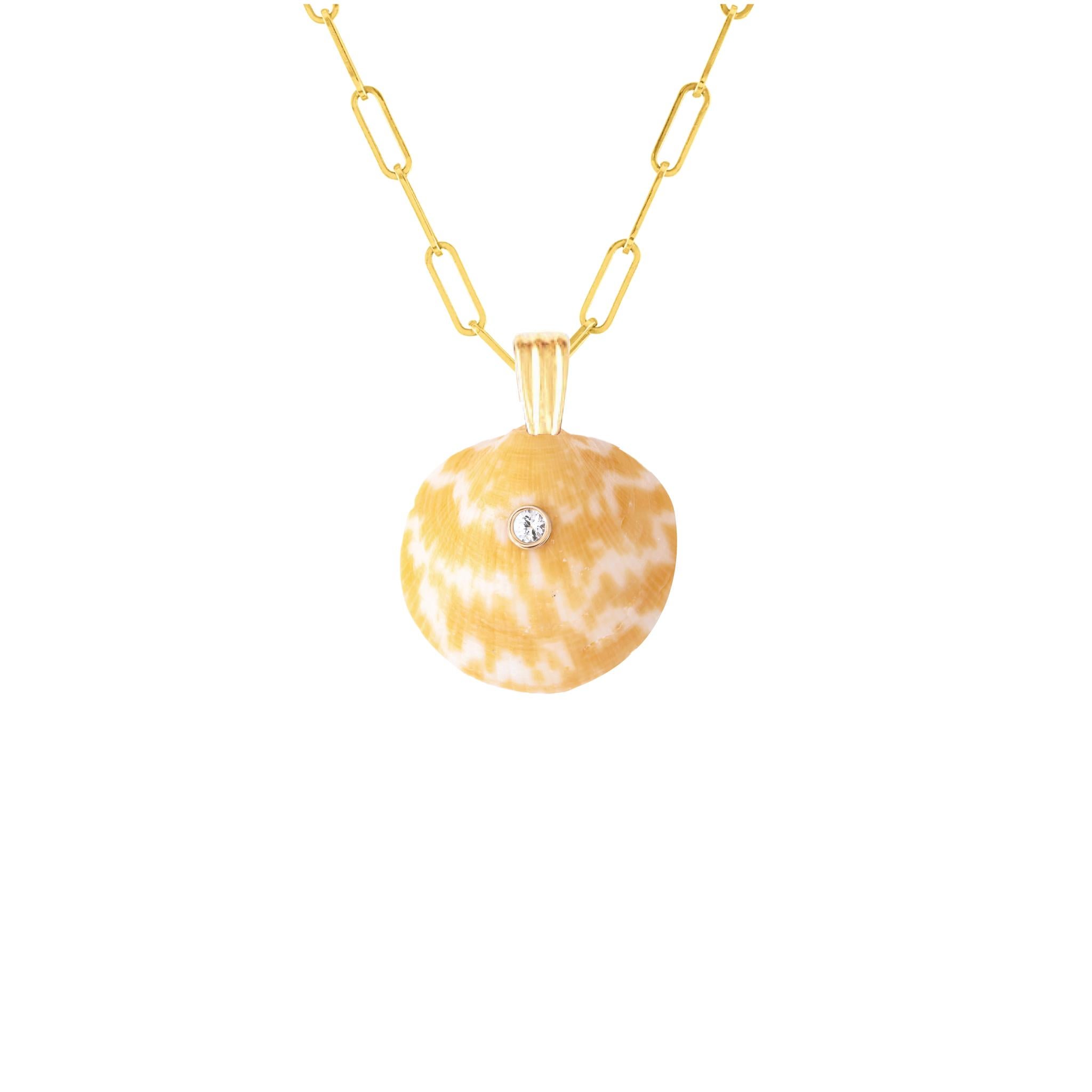 Miro Natural Shell Anhänger mit 14k Gold und weißem Saphir natürlichen Edelstein (Moderne) im Angebot