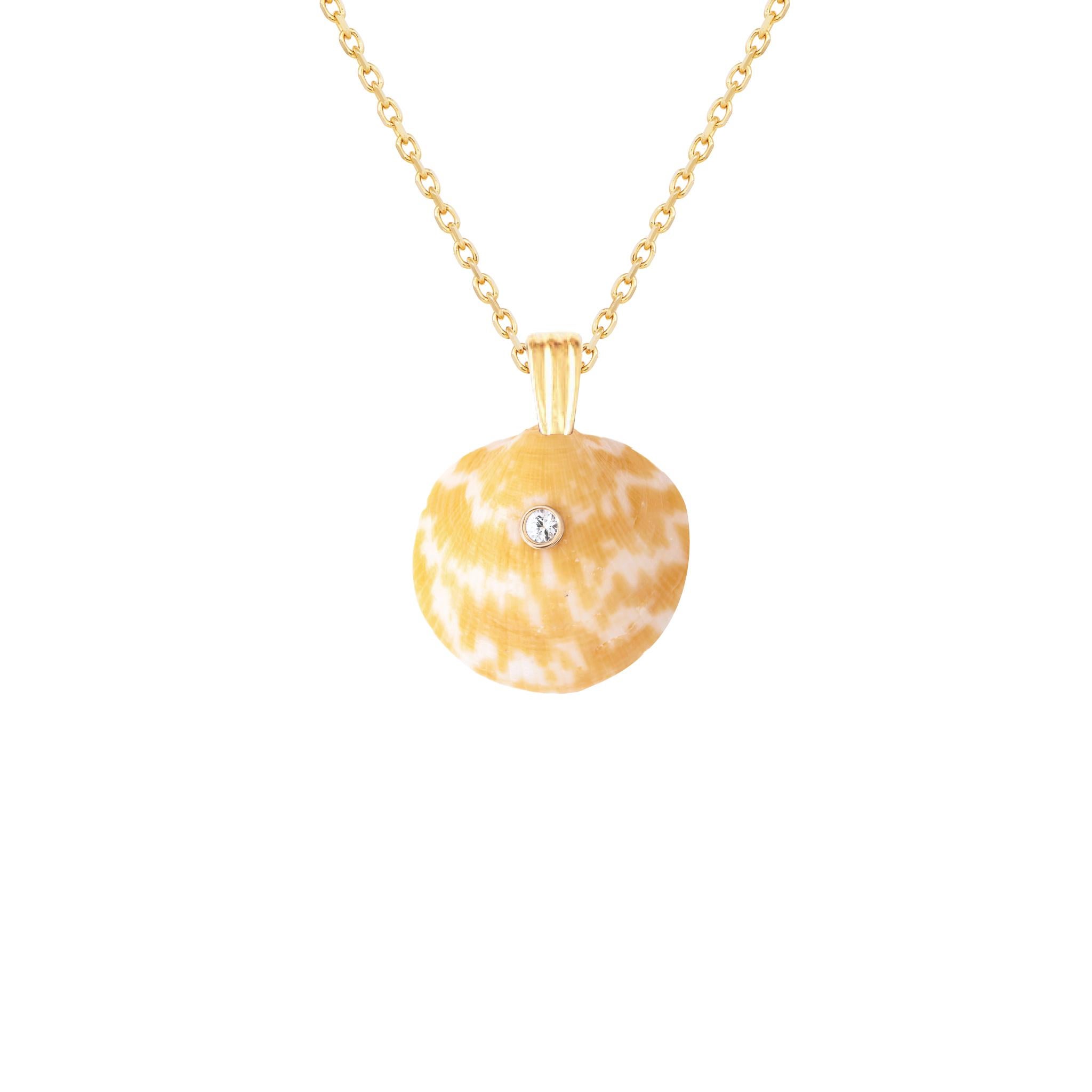 Natürlicher Muschelanhänger mit massivem 14-karätigem Gold und natürlichem weißen Saphir als Schmuckstein. Tragen Sie diesen Anhänger allein oder kombinieren Sie ihn mit anderen Goldketten, um einen schönen Lageneffekt zu erzielen.  

Die Bestellung