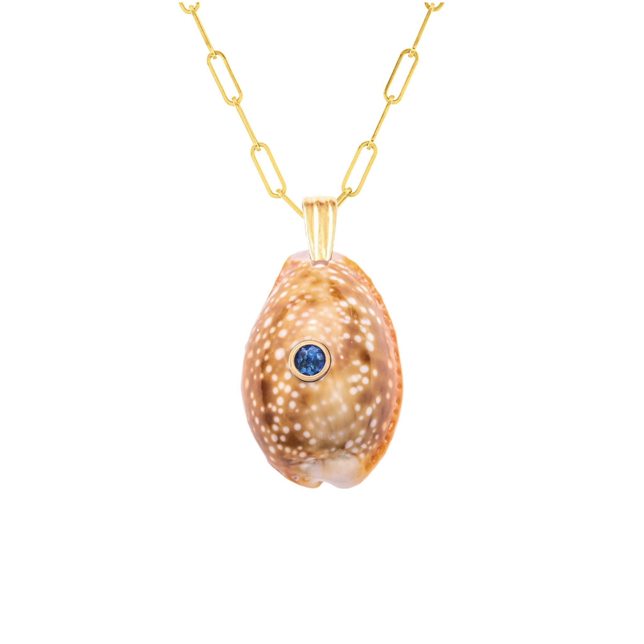 Moderne Pendentif coquillage naturel avec or 14 carats et saphir bleu pierre précieuse naturelle en vente