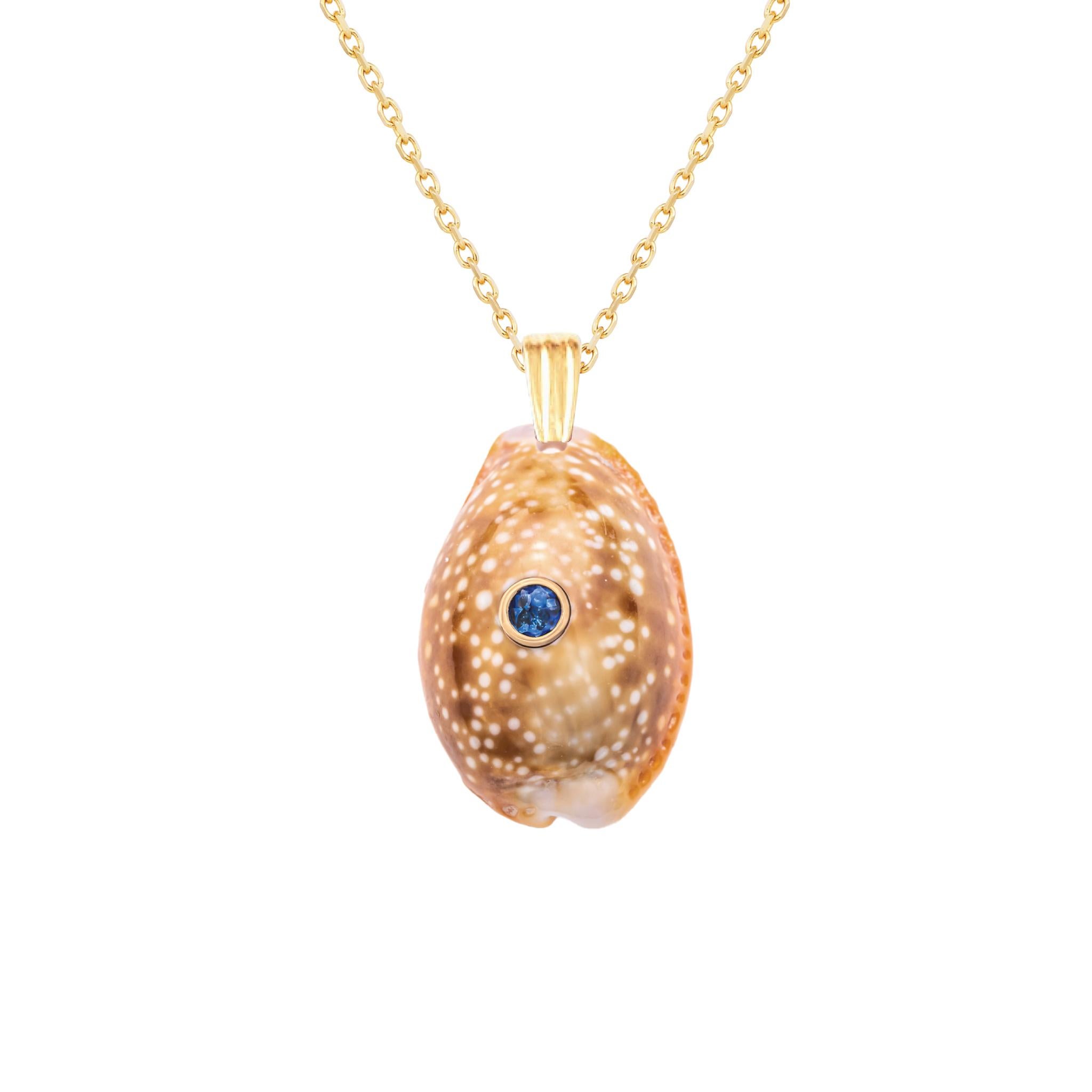 Pendentif en forme de coquillage naturel, orné de pierres en saphir bleu naturel et d'un fermoir en or massif 14k. Portez ce pendentif seul ou superposez-le à d'autres chaînes en or pour obtenir un bel effet de superposition.  

La commande comprend