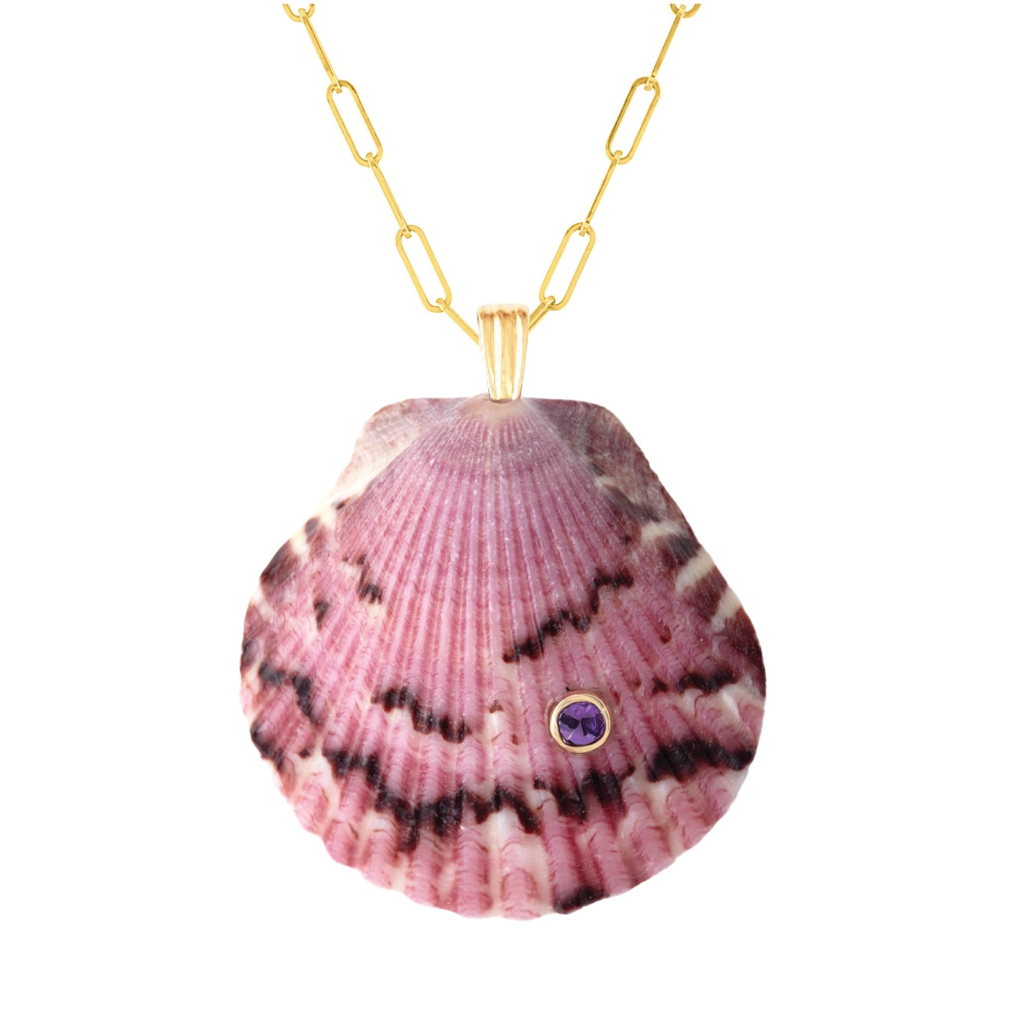 Moderno Ciondolo Ama in conchiglia naturale con oro 14k e gemma naturale ametista in vendita