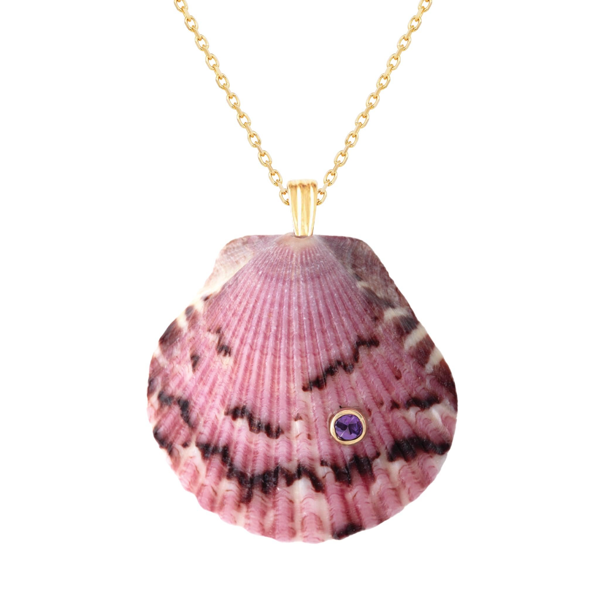 Ciondolo a forma di conchiglia Nature con finiture in oro massiccio 14k e gemma ametista naturale. Indossa questo ciondolo da solo o abbinalo ad altre catene d'oro per un bellissimo effetto a strati.  

L'ordine include un ciondolo a conchiglia,