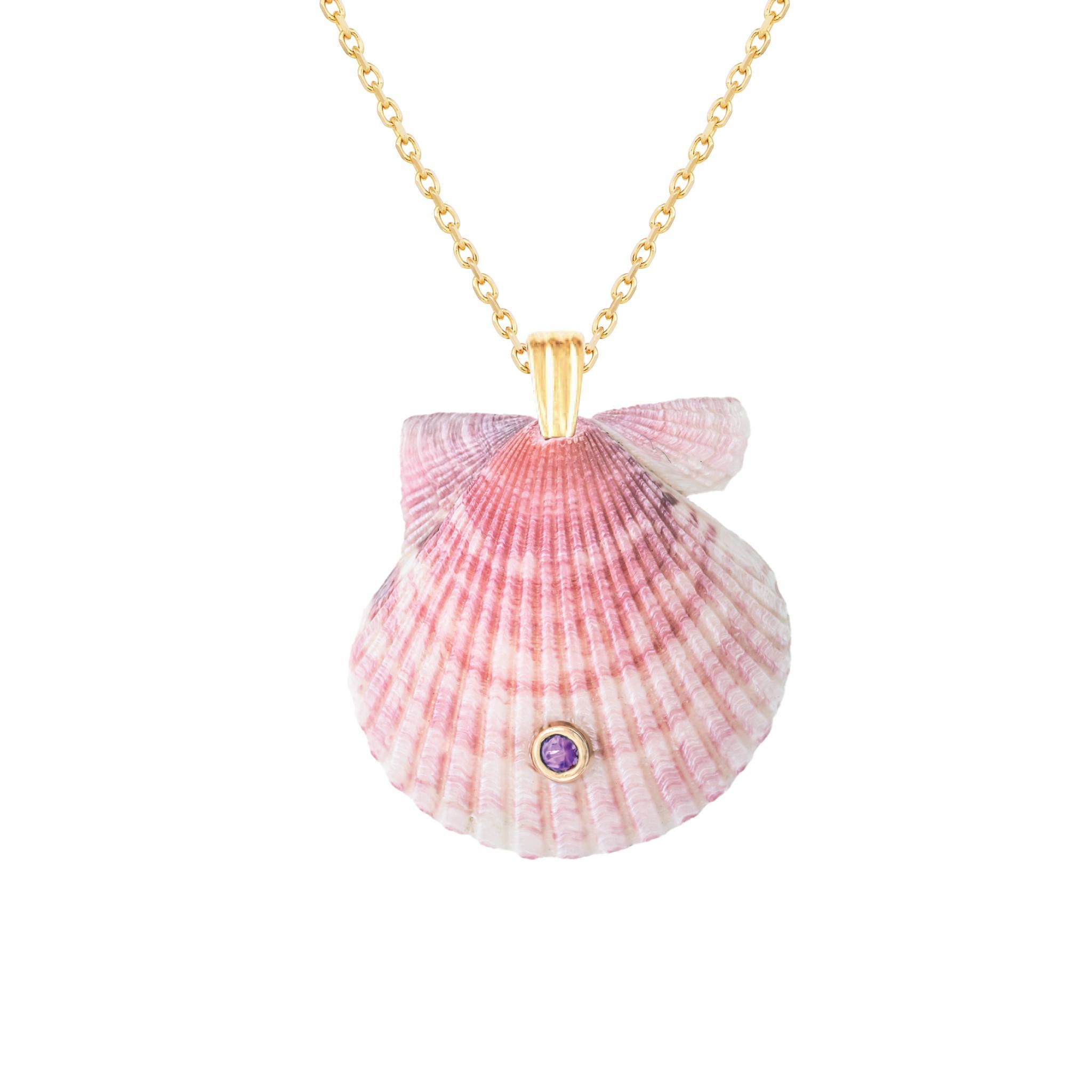 Ciondolo a forma di conchiglia Nature con finiture in oro massiccio 14k e gemma ametista naturale. Indossa questo ciondolo da solo o abbinalo ad altre catene d'oro per un bellissimo effetto a strati.  

L'ordine include un ciondolo a conchiglia,