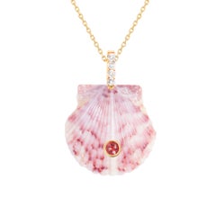 Colgante de concha rosa con diamantes naturales y granate rojo