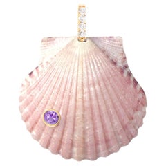 Rosa Muschel-Anhänger mit natürlichen Diamanten und violettem Saphir