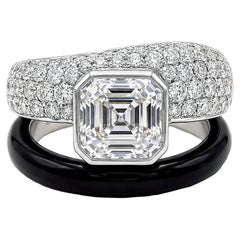 Ring aus weißem Saphir im Asscher-Schliff mit runden Diamanten und Onyx