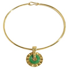 Colgante Torque de oro amarillo de 18 quilates con jade y oro