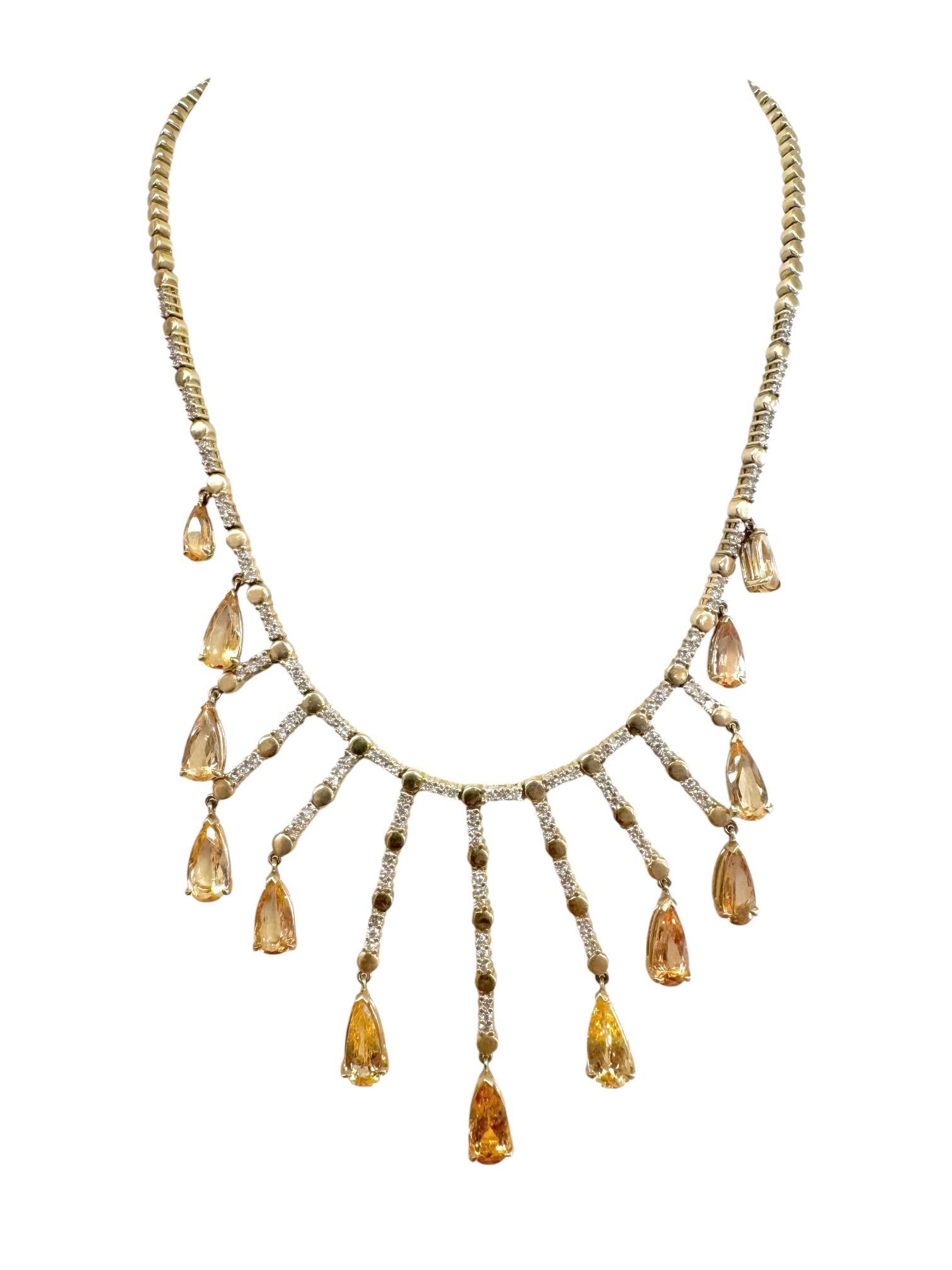 Una squisita collana vintage con frange e circa 16,54 carati di topazio imperiale, ogni goccia a forma di pera in uno spettro radioso di sfumature dallo champagne dorato all'arancione del tramonto. Sospesa da barre articolate con diamanti