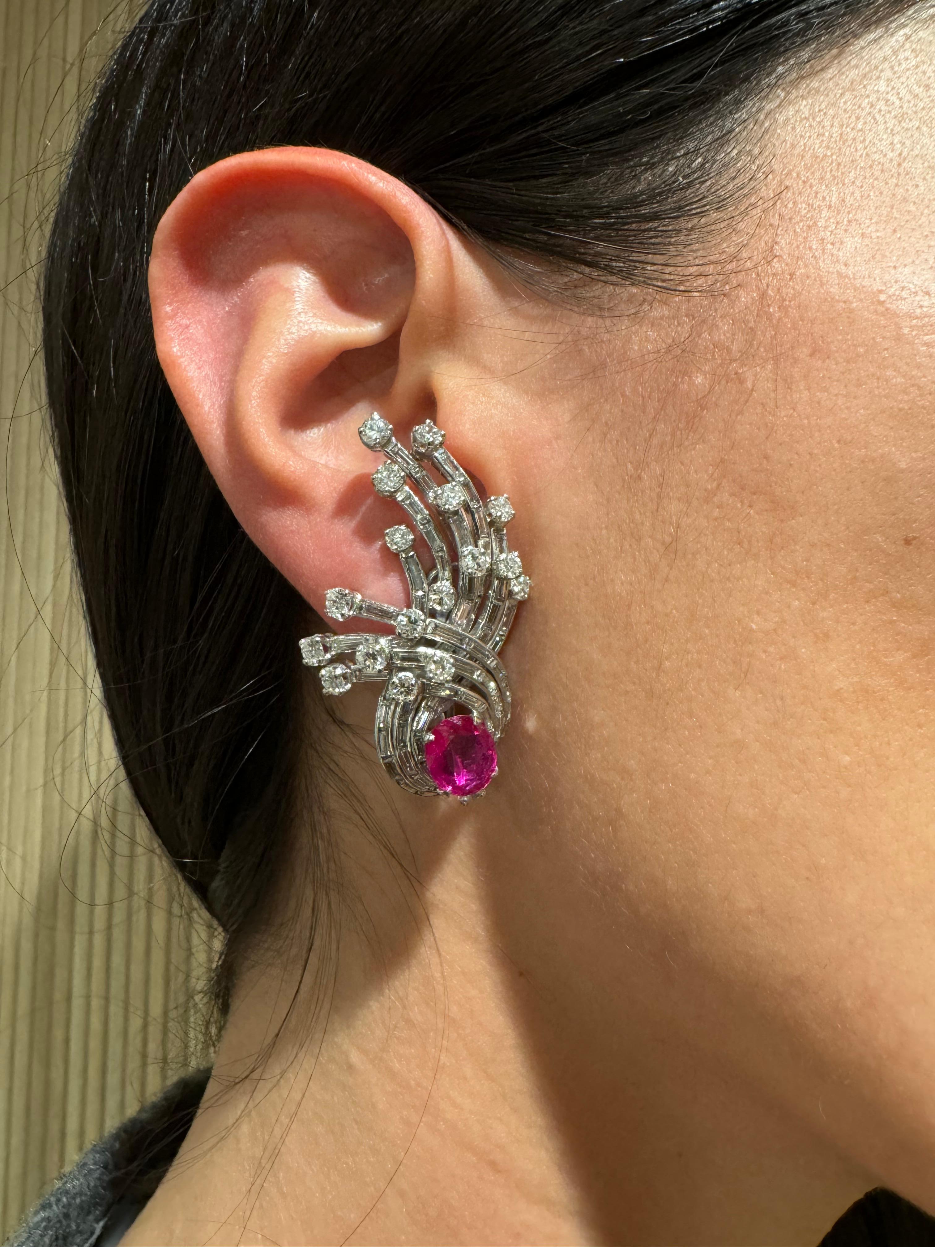 Un sorprendente paio di orecchini a spruzzo in platino della metà del secolo scorso, con due vividi rubini per un totale di circa 2,90 carati, ciascuno incastonato alla base di un pennacchio di diamanti a raggiera. Il design presenta 34 diamanti