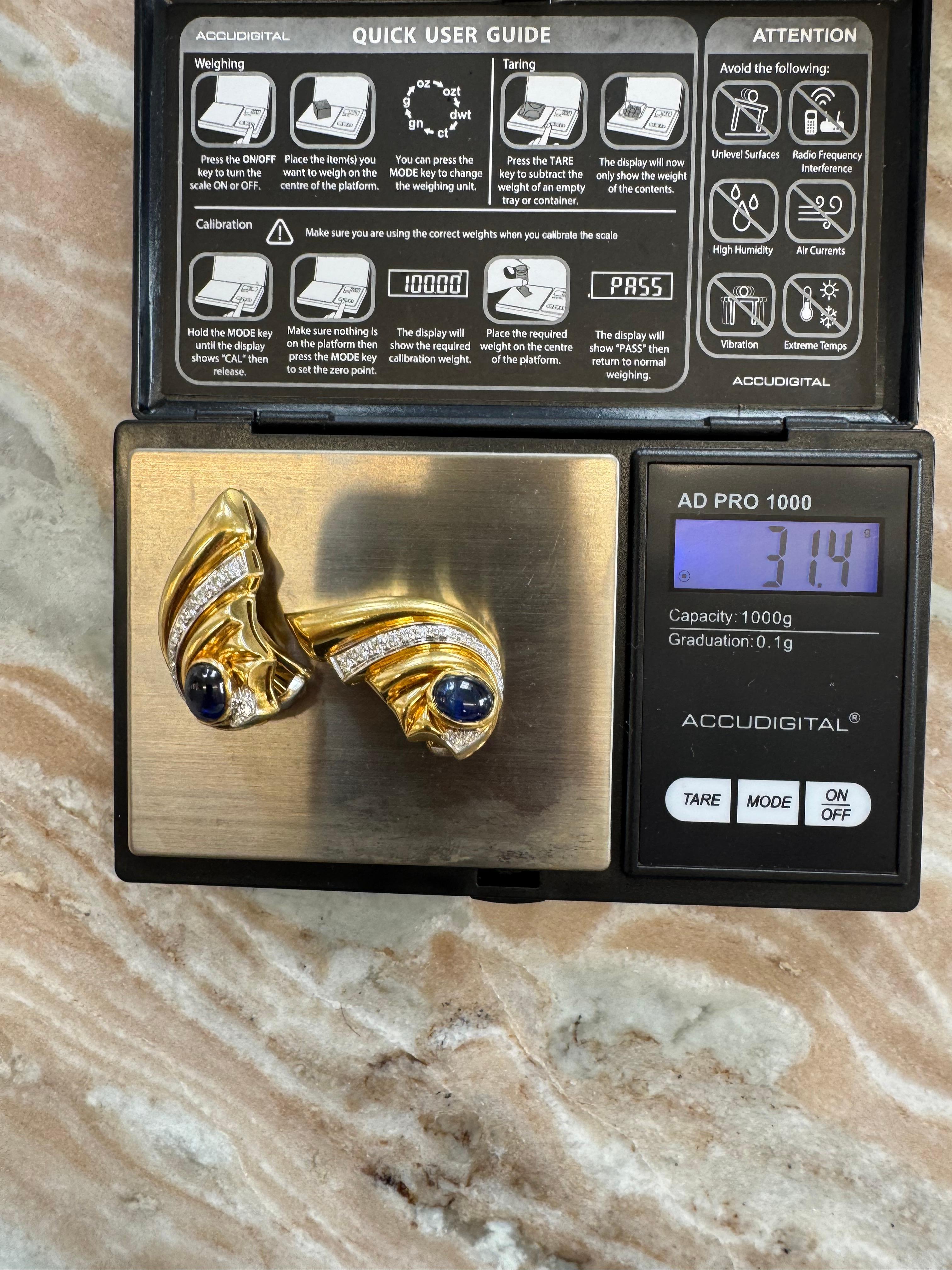 Boucles d'oreilles en or jaune 18K avec saphir cabochon et diamant en vente 4