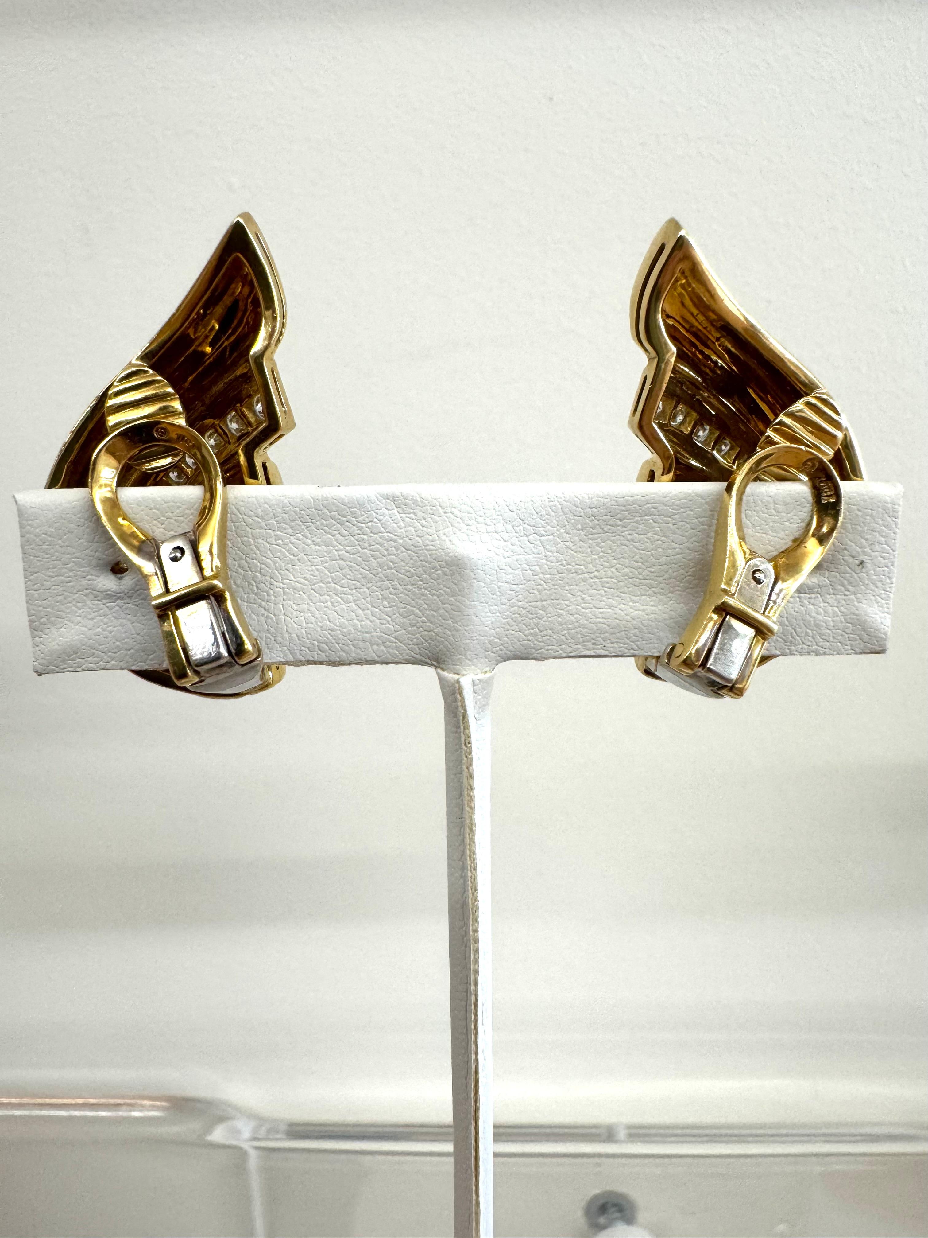 Boucles d'oreilles en or jaune 18K avec saphir cabochon et diamant en vente 1