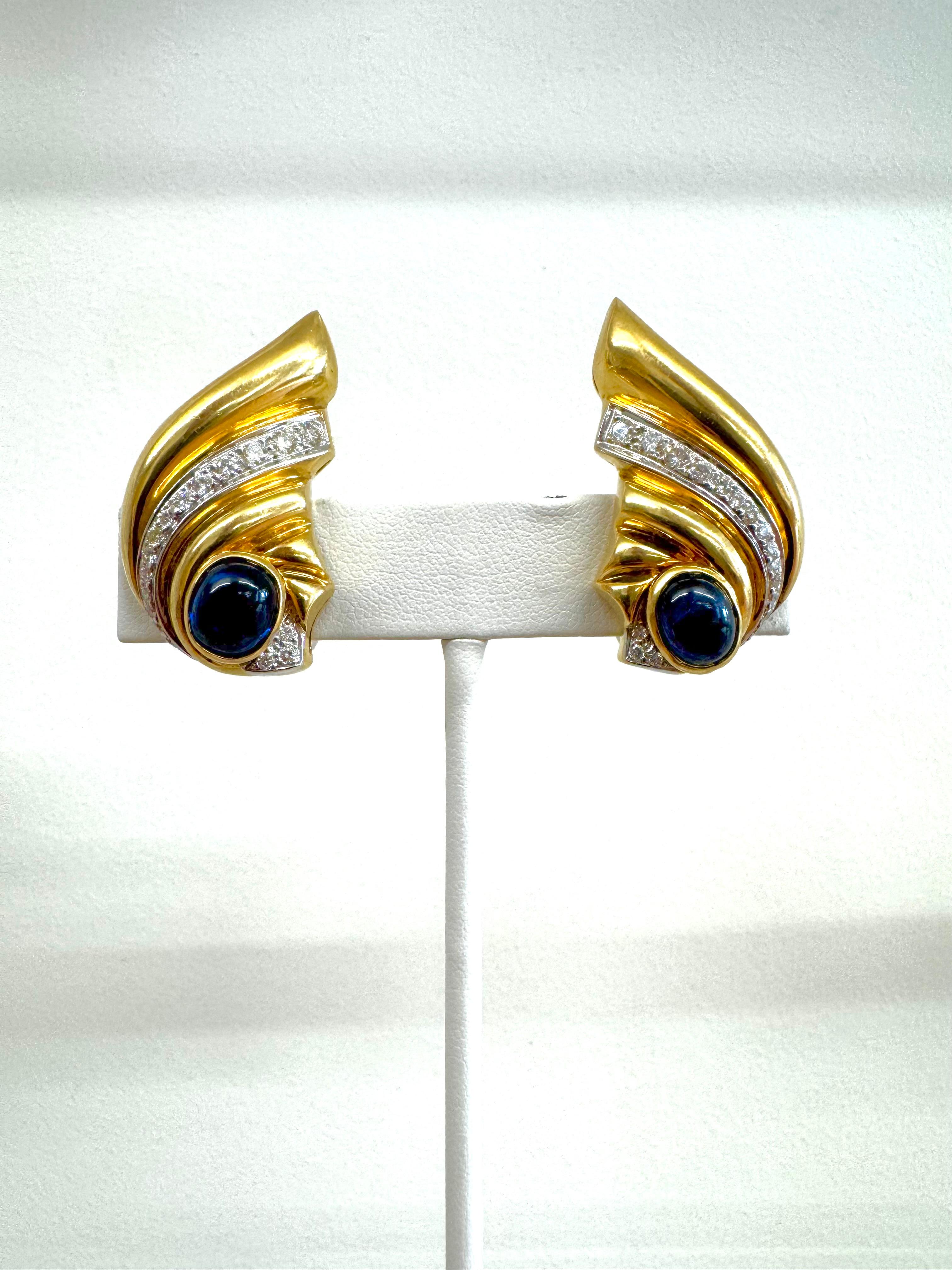 Taille cabochon Boucles d'oreilles en or jaune 18K avec saphir cabochon et diamant en vente