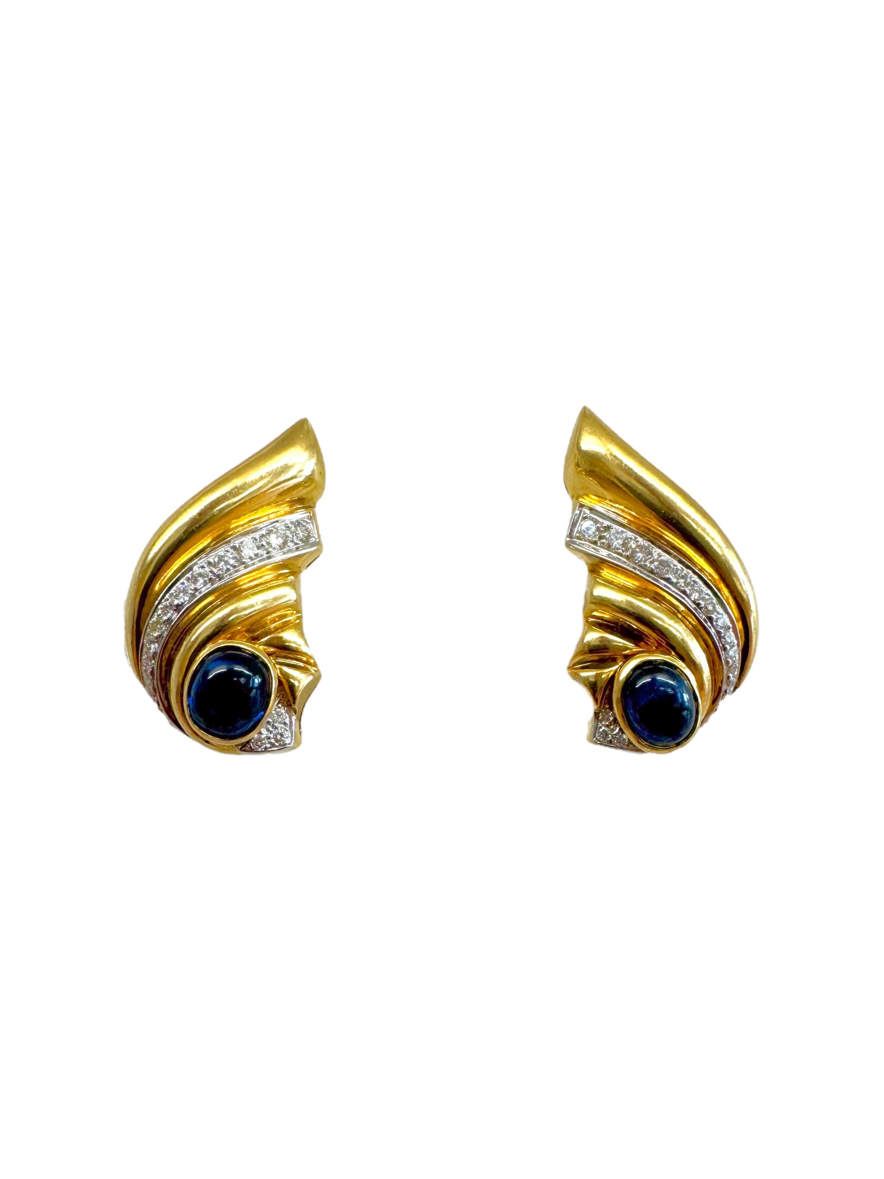 Une paire de boucles d'oreilles audacieuses et sculpturales en or jaune 18 carats présentant des motifs tourbillonnants et asymétriques sertis de saphirs cabochons d'un bleu profond pesant environ 3,60 carats au total. Accentuées par des diamants
