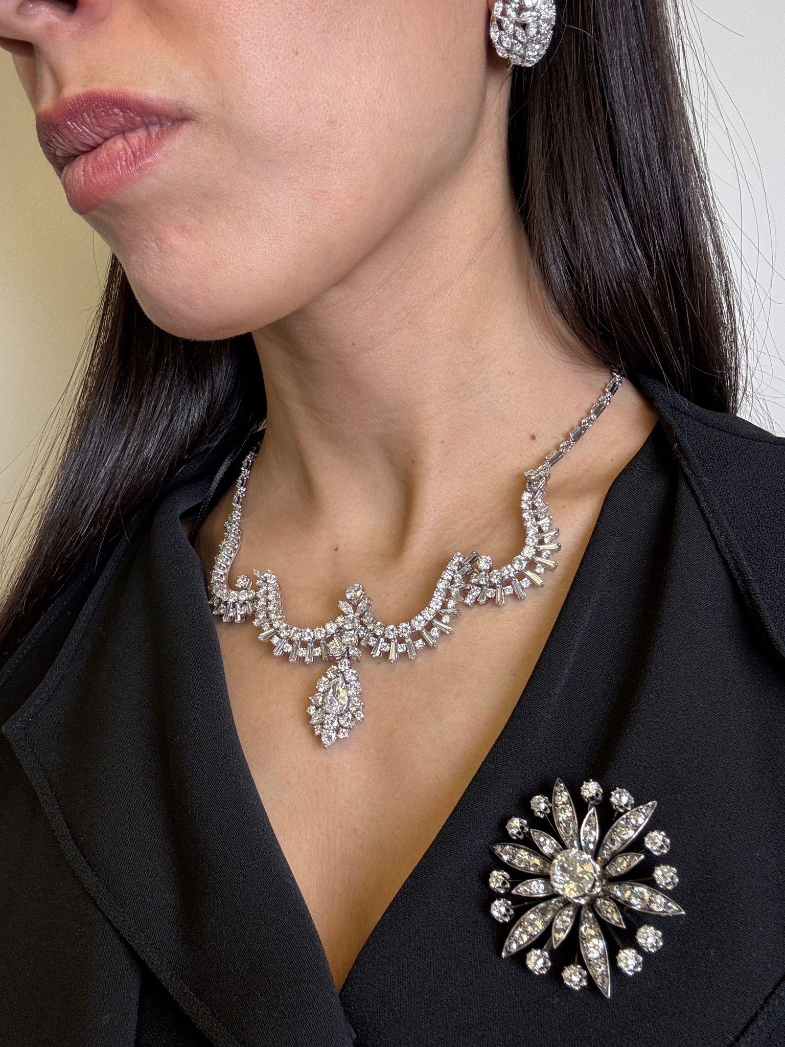 Una squisita collana vintage in platino che mostra un'esposizione mozzafiato di diamanti pregiati in una silhouette a cascata. Questo pezzo ornato è incastonato con circa 21,89 carati di diamanti in una composizione magistrale a più livelli. La