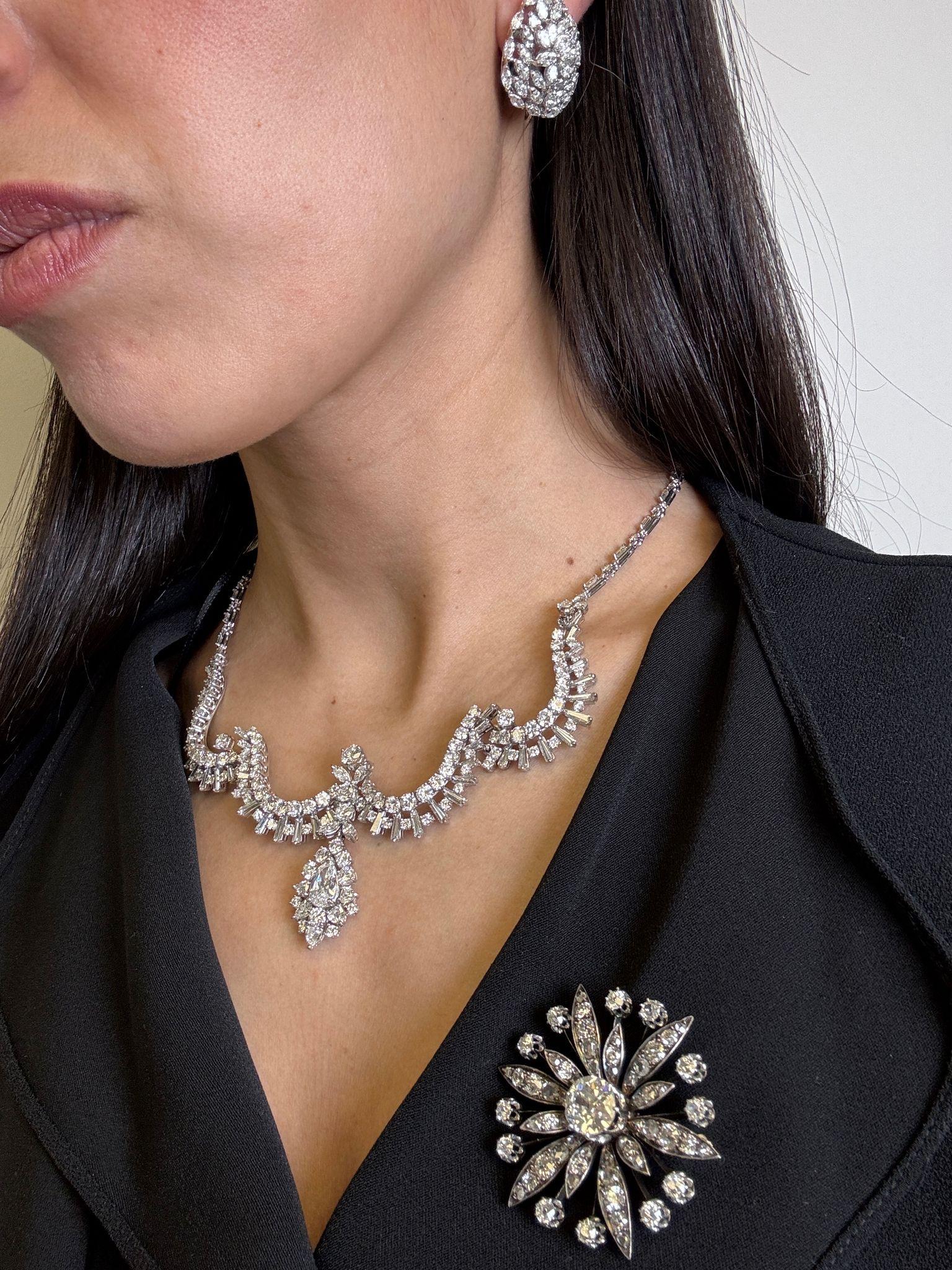 Collana di diamanti vintage in platino con pera, marquise, baguette e brilliante C.C. In condizioni ottime in vendita a Great Neck Plaza, NY