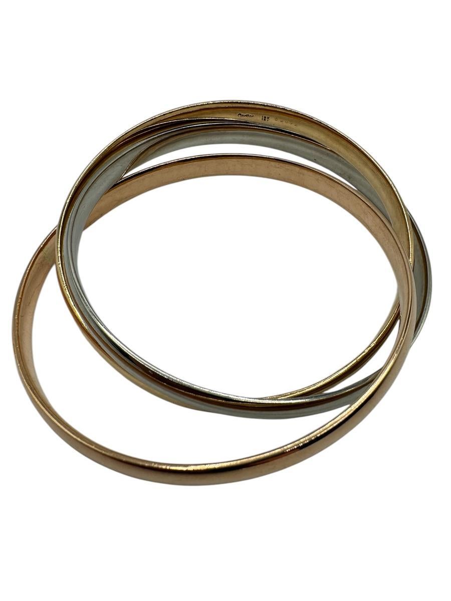Un design iconico di Cartier, questo bracciale vintage Trinity rolling è caratterizzato da tre fasce intrecciate realizzate in oro bianco, giallo e rosa 18 carati. Simbolo di amore, fedeltà e amicizia, ogni fascia scivola elegantemente sull'altra