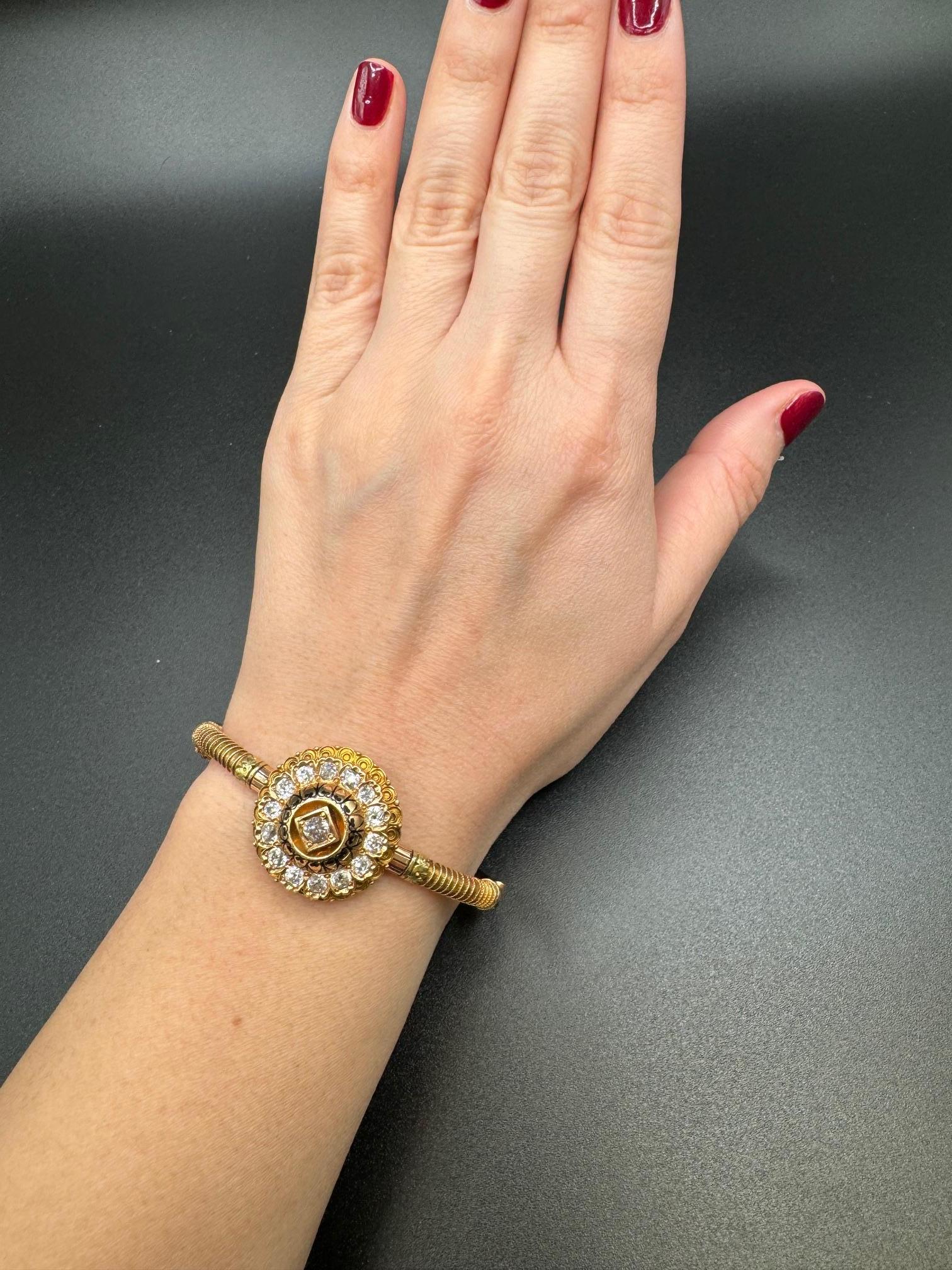 14K Gold Diamond Cluster Bangle Bracelet In Excellent Condition For Sale In Great Neck Plaza, NY