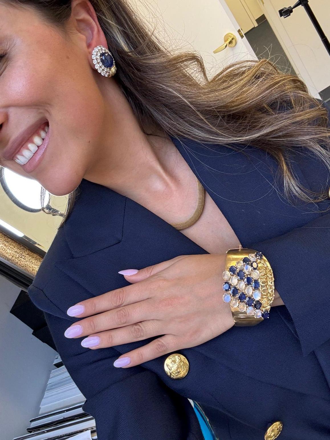 Bracelet manchette en or jaune 14K avec saphirs et pierres de lune Excellent état - En vente à Great Neck Plaza, NY