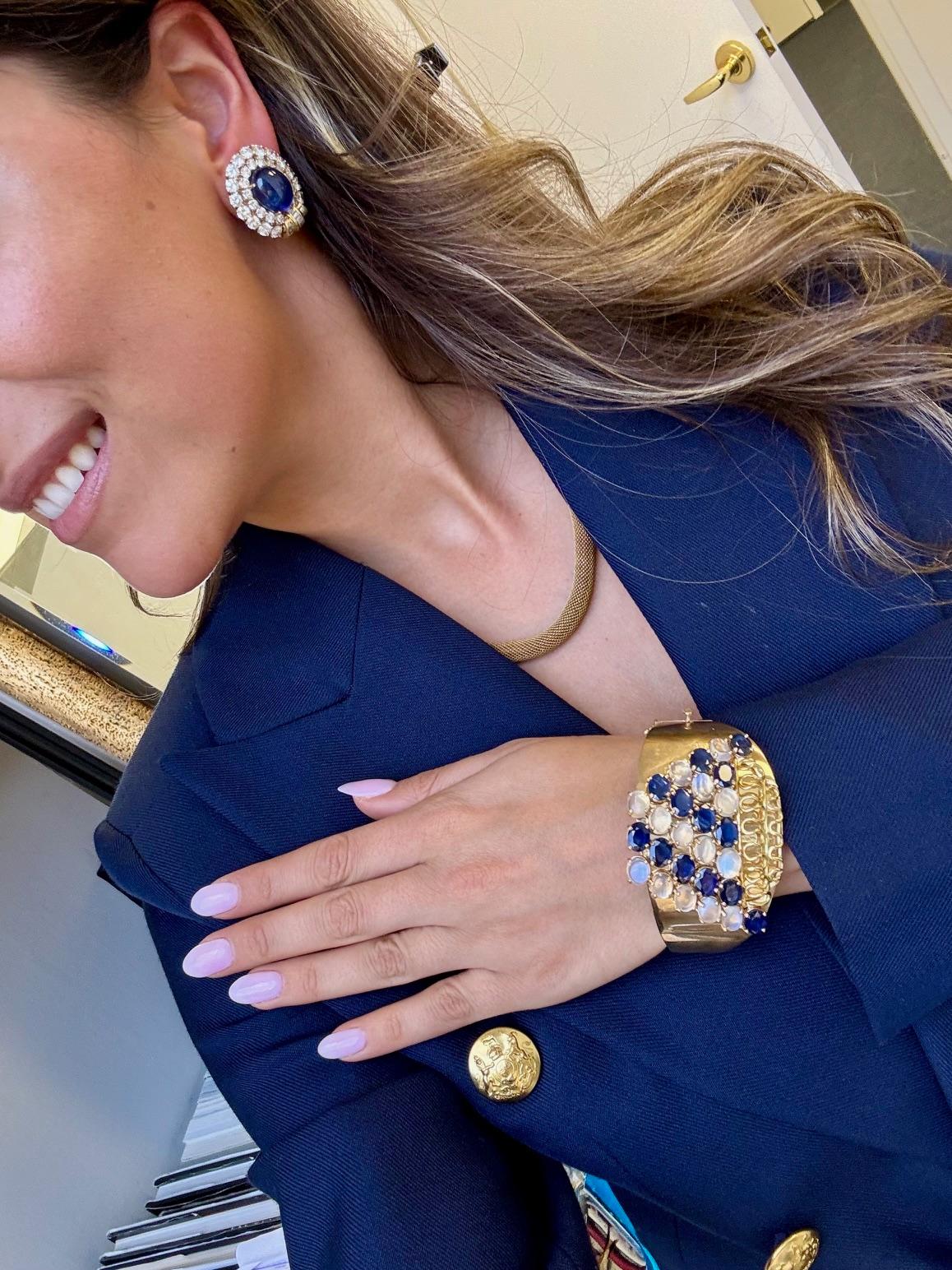 Taille ovale Bracelet manchette en or jaune 14K avec saphirs et pierres de lune en vente