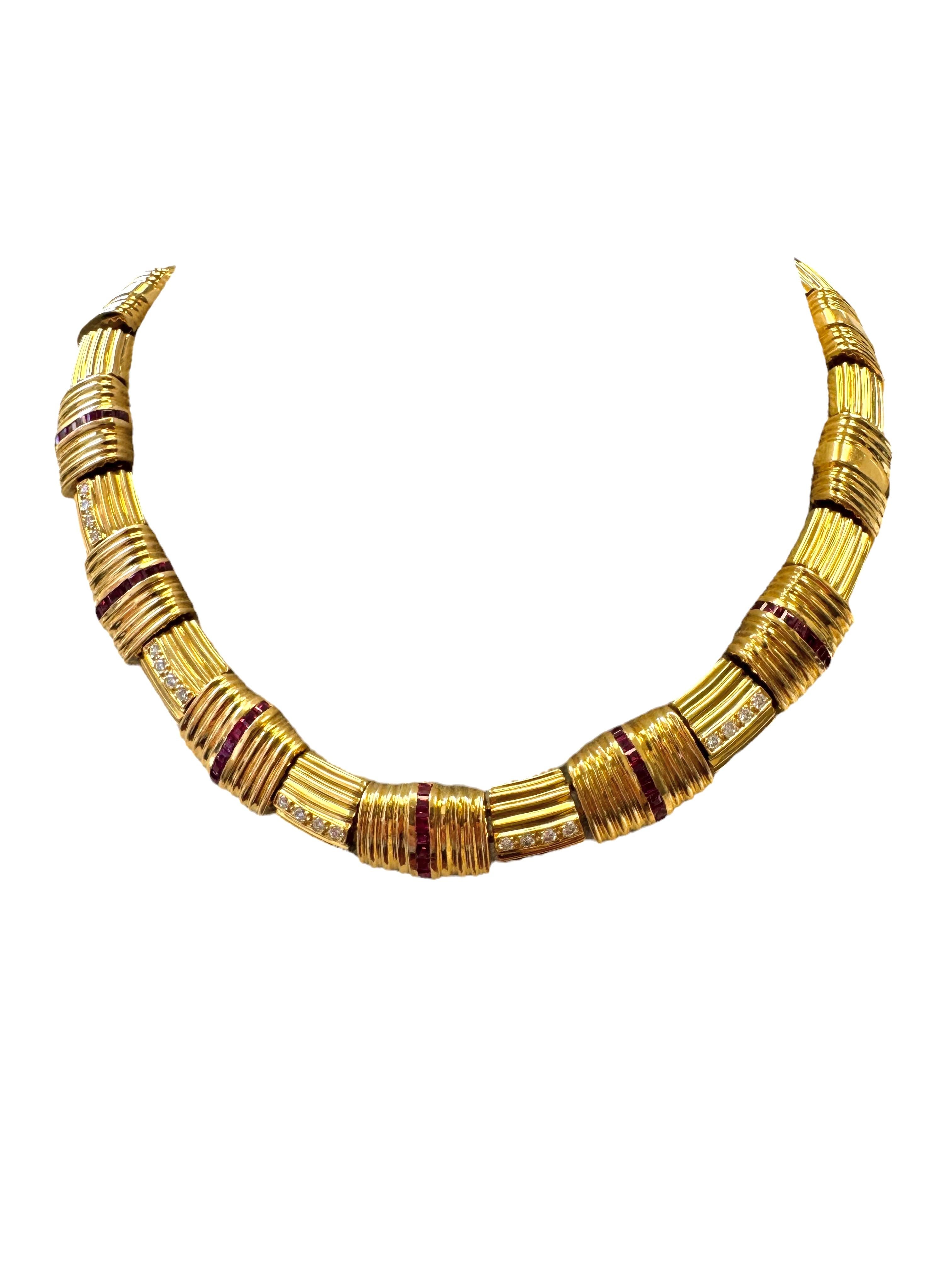 Collier à côtes en or jaune 18K avec diamants et rubis en vente