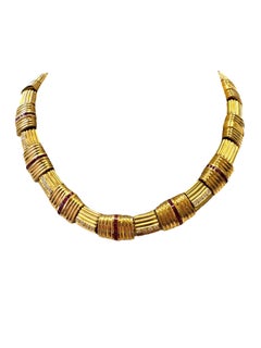 Gerippte Halskette aus 18K Gelbgold mit Diamanten und Rubinen