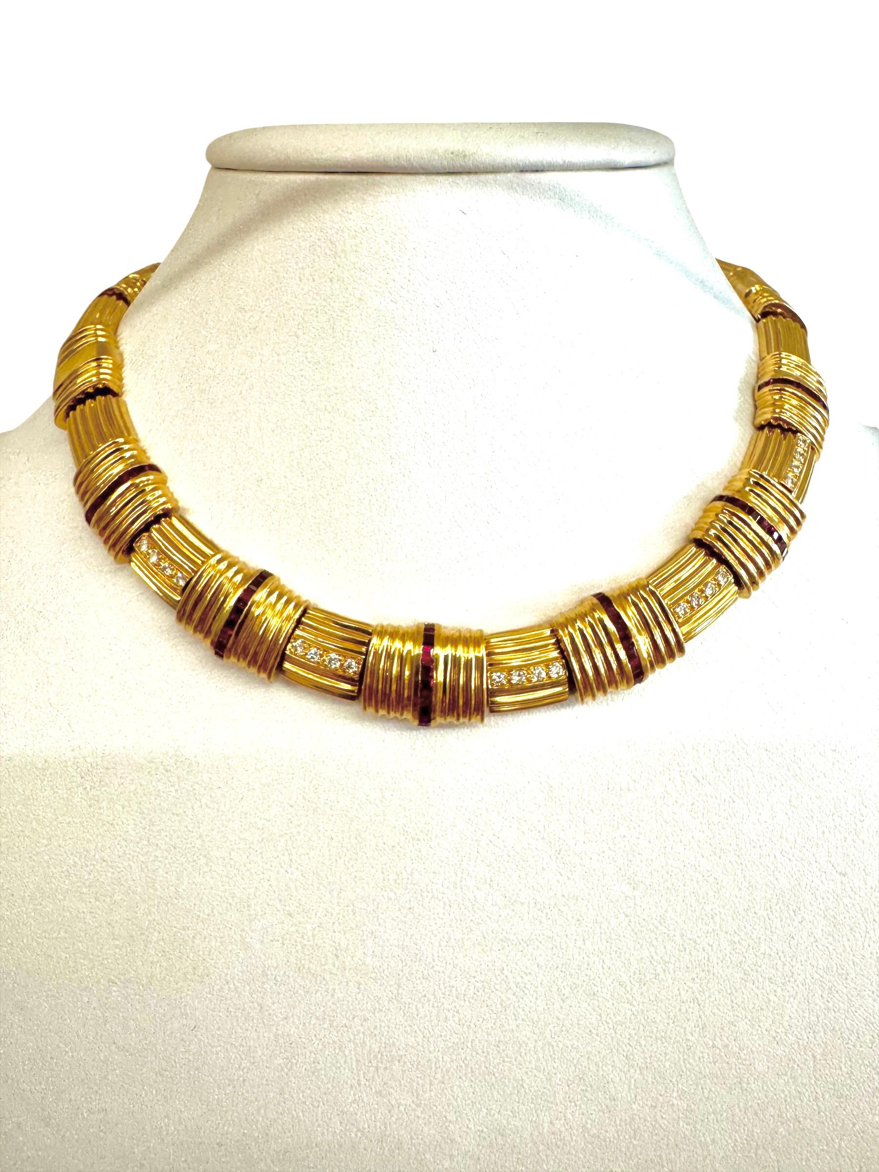 Collier à côtes en or jaune 18K avec diamants et rubis Unisexe en vente