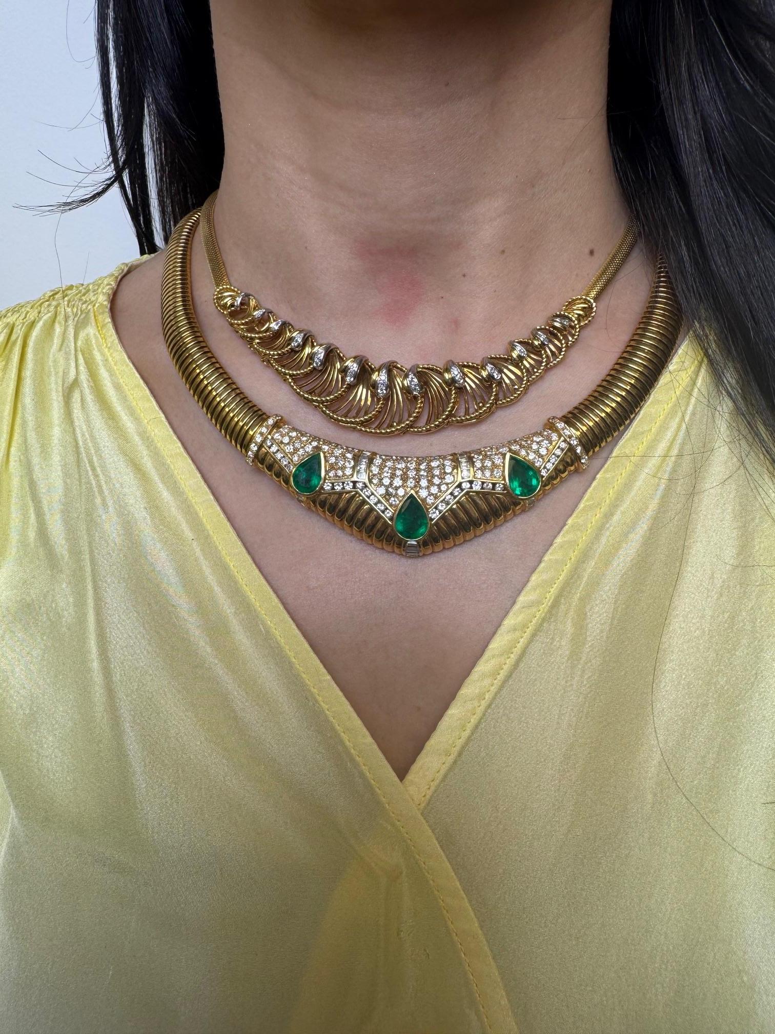 Ce collier vintage en or jaune 18 carats est composé d'une série de maillons ouverts en forme d'éventail, reliés par une corde torsadée. Chaque élément de l'éventail est rehaussé d'un diamant rond de taille brillant, totalisant environ 0,048 carats